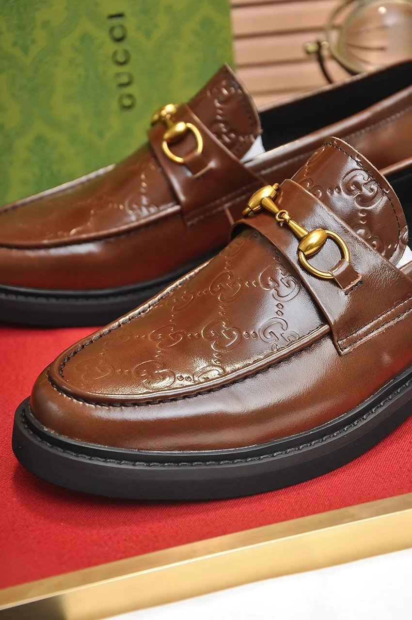 Men's shoes💰540💶Italy's top luxury men's shoe giant (GUCCI) (Gucci) (full cowhide lining) new arrival🍃Original European style🔰 Pleasant to the eye😍In order to make the shoes more durable and non-deformable🌀The production continues to follow traditional methods but there is still no lack of innovation💪Choose original sheepskin for the leather♻️ Smooth and natural And extra bright ⭐Made of imported cowhide, the first choice of rich people 38-45 (45 customized)